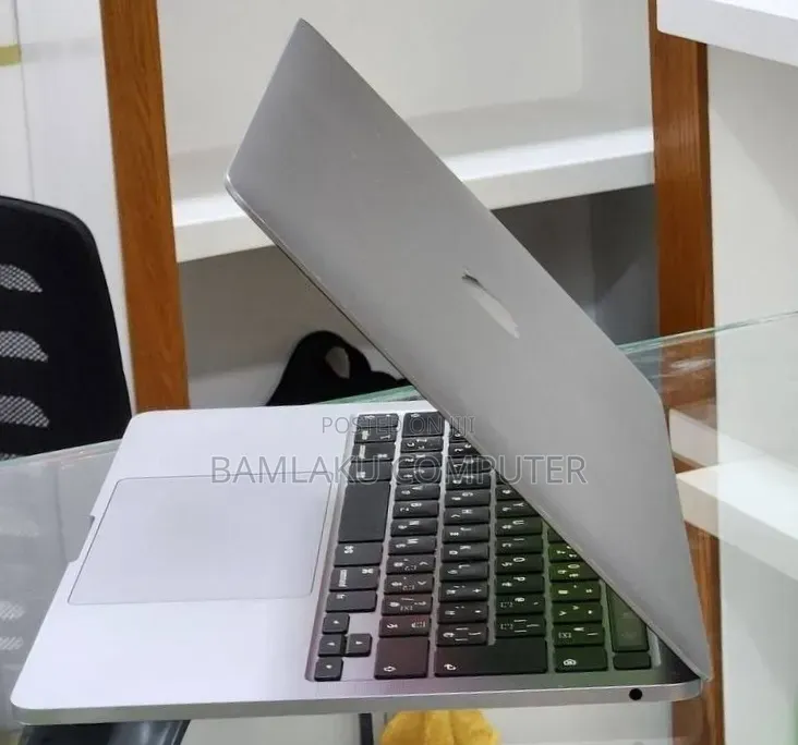 New Laptop Apple MacBook Pro 2020 8GB Intel Core i5 SSD 256GB
