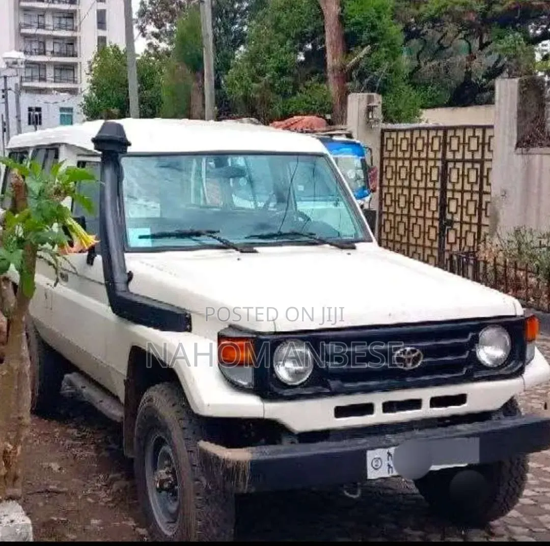 Toyota Land Cruiser 2002 White
