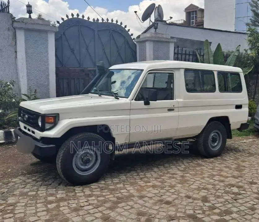 Toyota Land Cruiser 2002 White