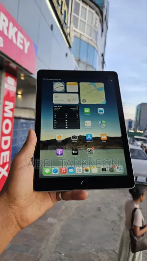 Apple iPad 9.7 32 GB Gray