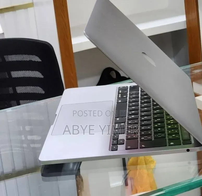 New Laptop Apple MacBook Pro 2020 8GB Intel Core i5 SSD 512GB