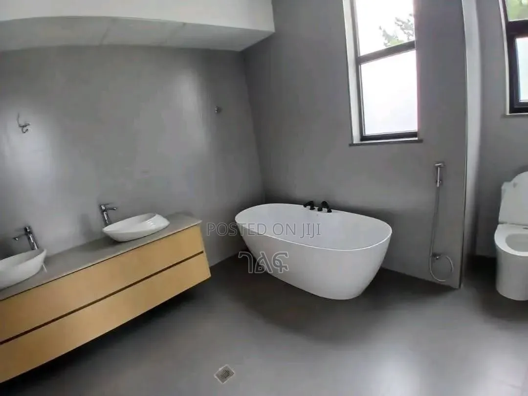8bdrm House in ቅንጡ ቪላ መገናኛ አምቼ 23ዐ, Bole for sale