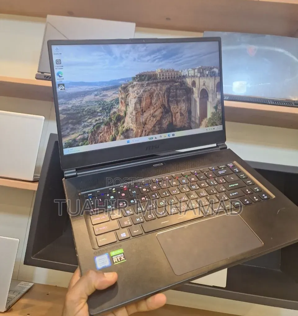 New Laptop MSI GS65 Stealth Thin 8RE 16GB Intel Core i7 SSD 512GB