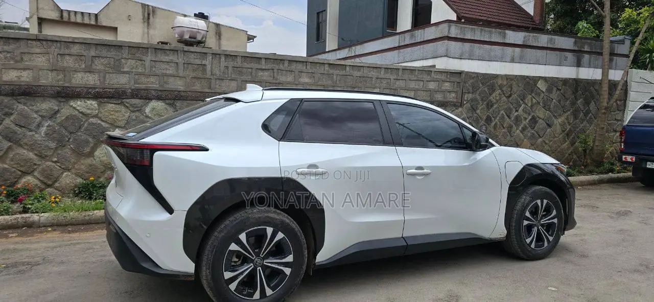 Toyota bZ4X 71.4 kWh FWD 2023 White