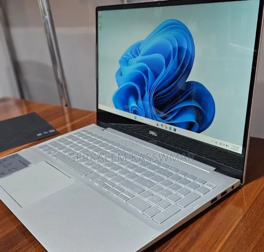 New Laptop Dell Inspiron 15 8GB Intel Core i5 SSD 256GB