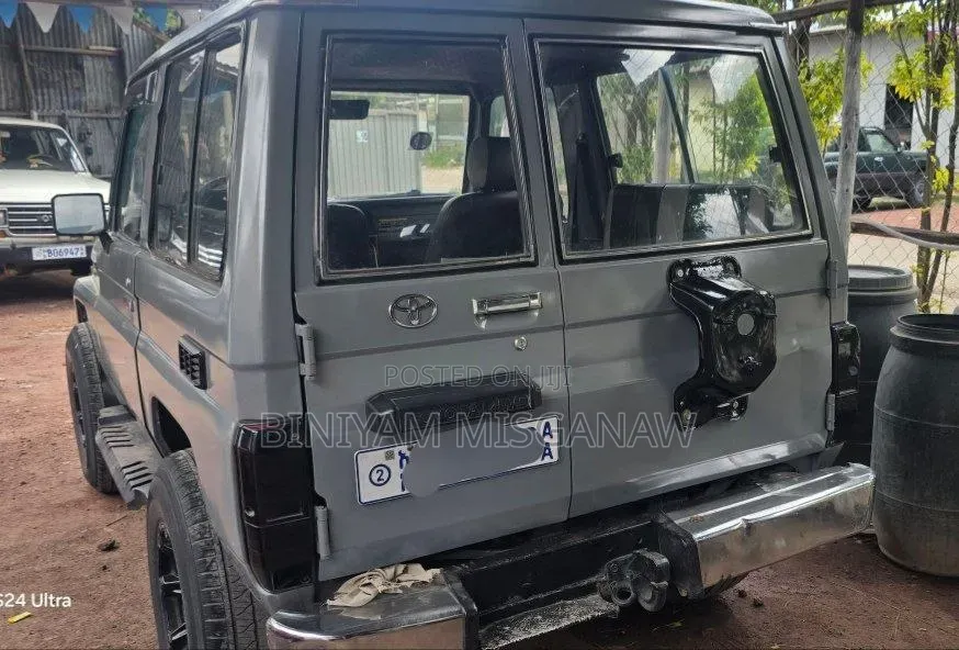 Toyota Land Cruiser 1990 Gray