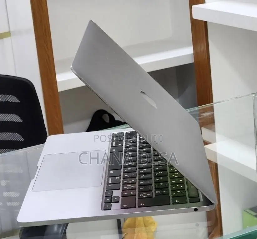 New Laptop Apple MacBook Pro 2020 8GB Intel Core i5 SSD 512GB