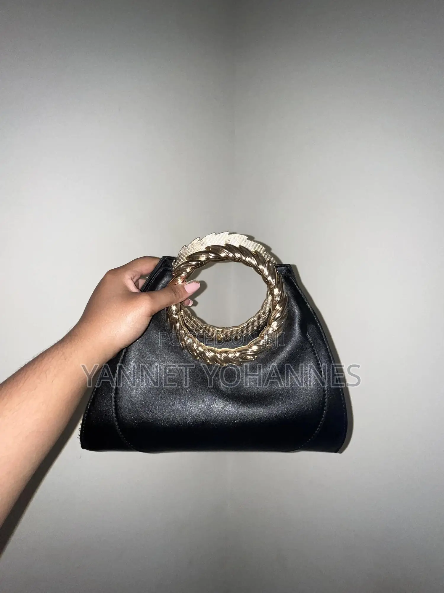 Women’S Handbag With Gold Circular Handle