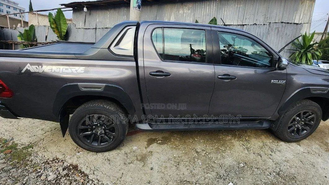 Toyota Hilux 2022 Gray