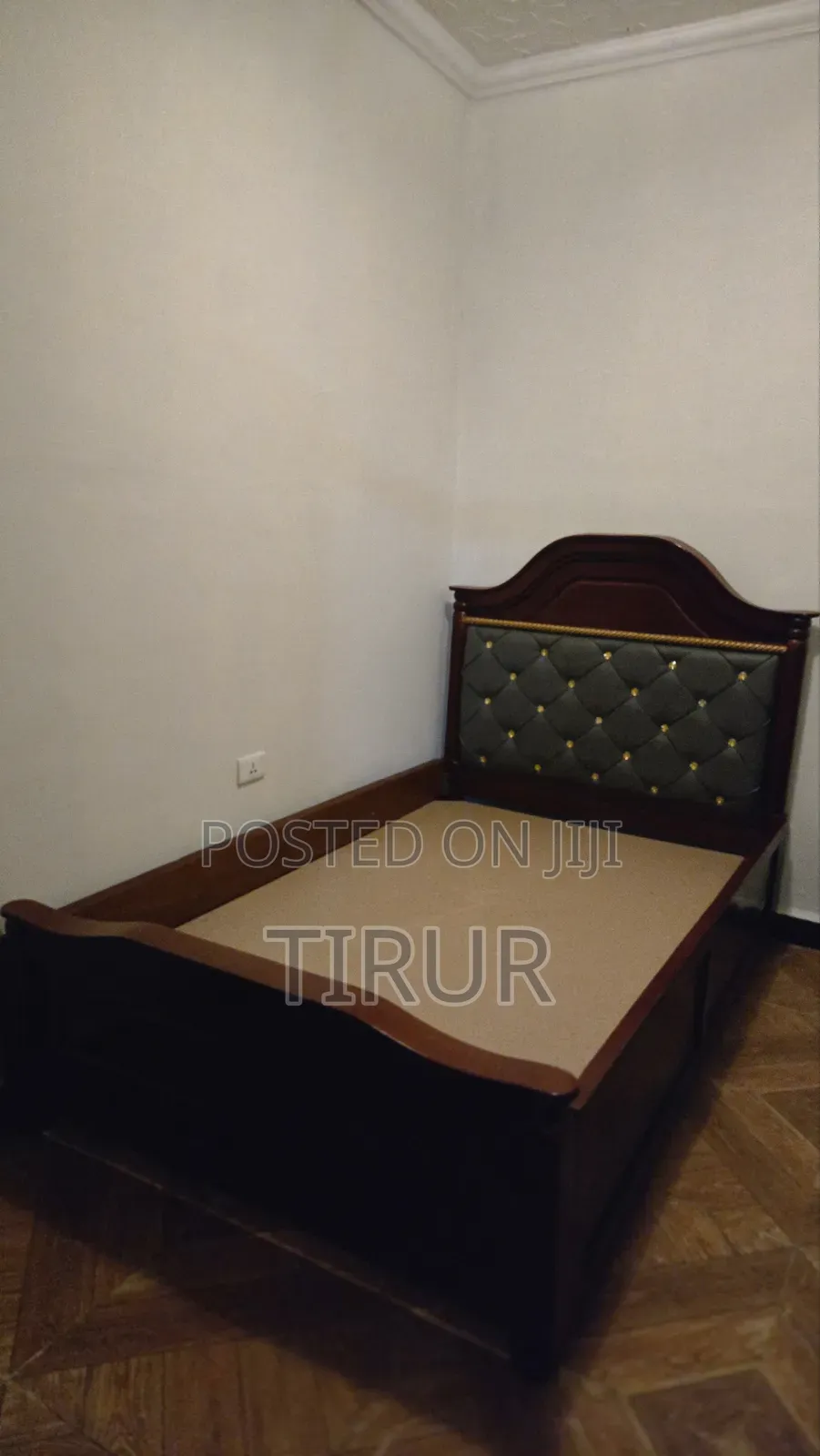 አንድ ሜትር ከ 20 አልጋ. በድፍን እንጨት የተሰራ
