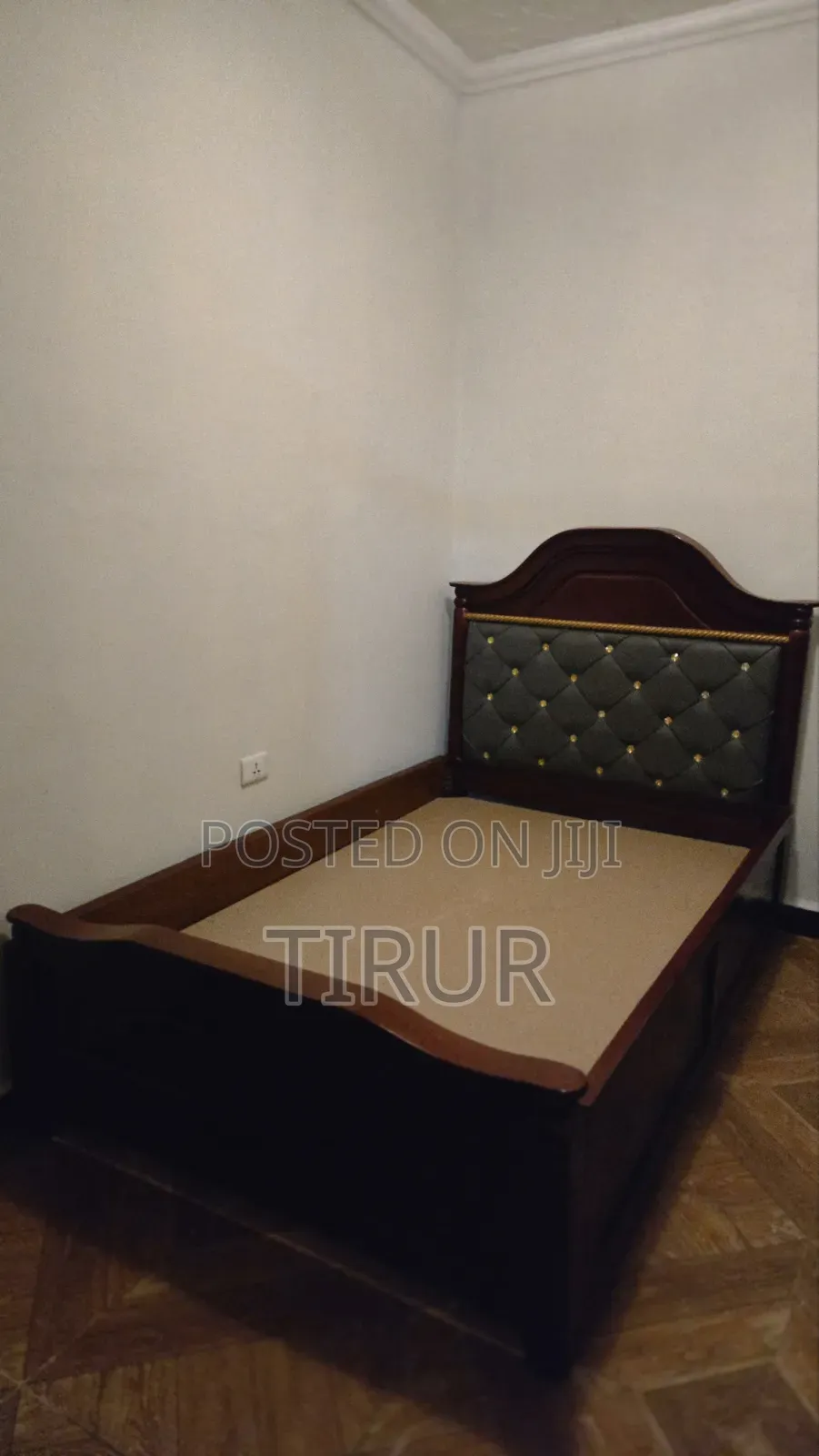አንድ ሜትር ከ 20 አልጋ. በድፍን እንጨት የተሰራ