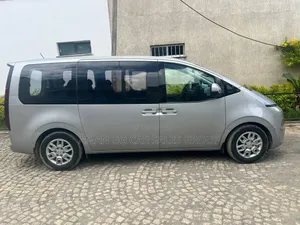 Hyundai Staria 2023 Silver