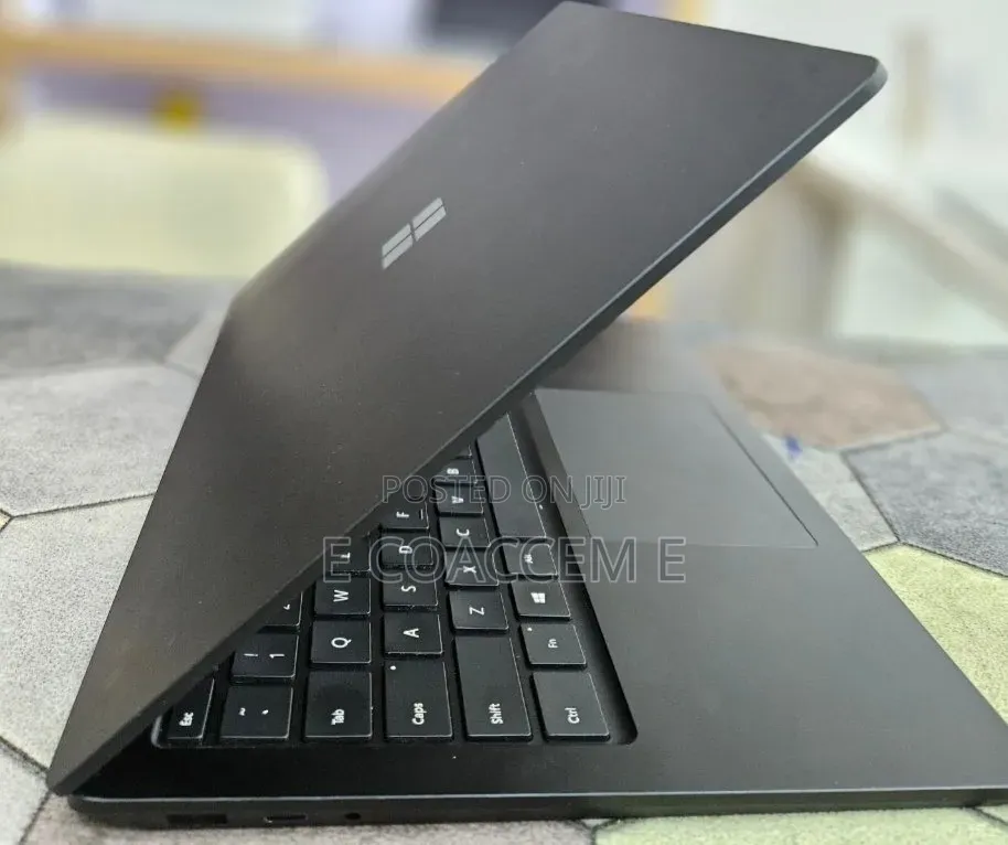 New Laptop Microsoft Surface 16GB Intel Core i7 SSD 512GB