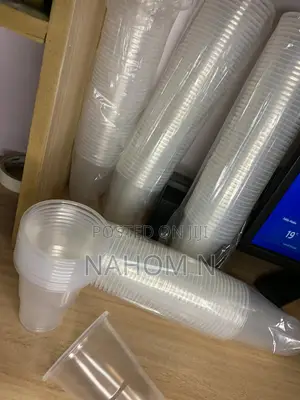 Disposable Clear Plastic Drinking Cups.