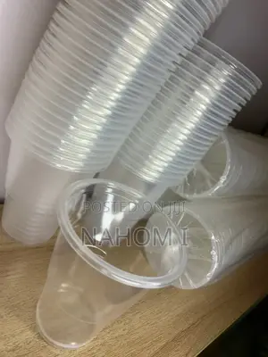 Disposable Clear Plastic Drinking Cups.