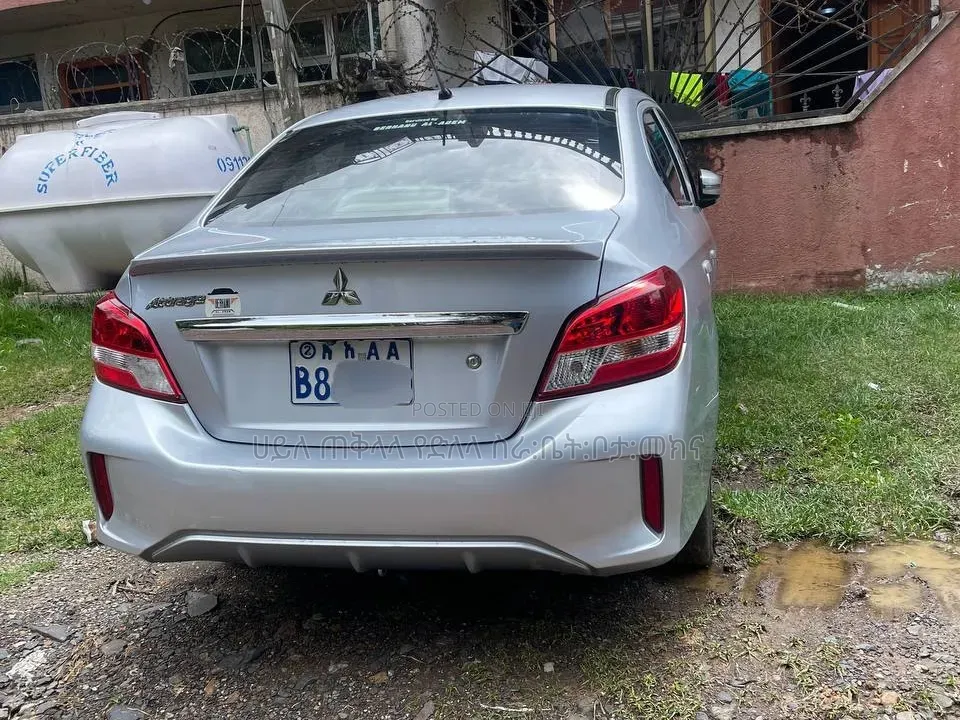 Mitsubishi Attrage 2021 Silver