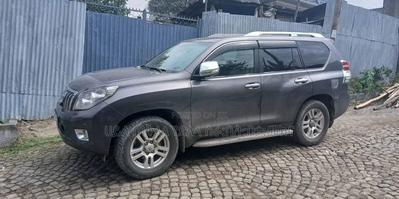 Toyota Land Cruiser Prado 2011 Gray