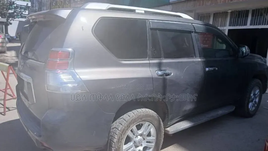 Toyota Land Cruiser Prado 2011 Gray
