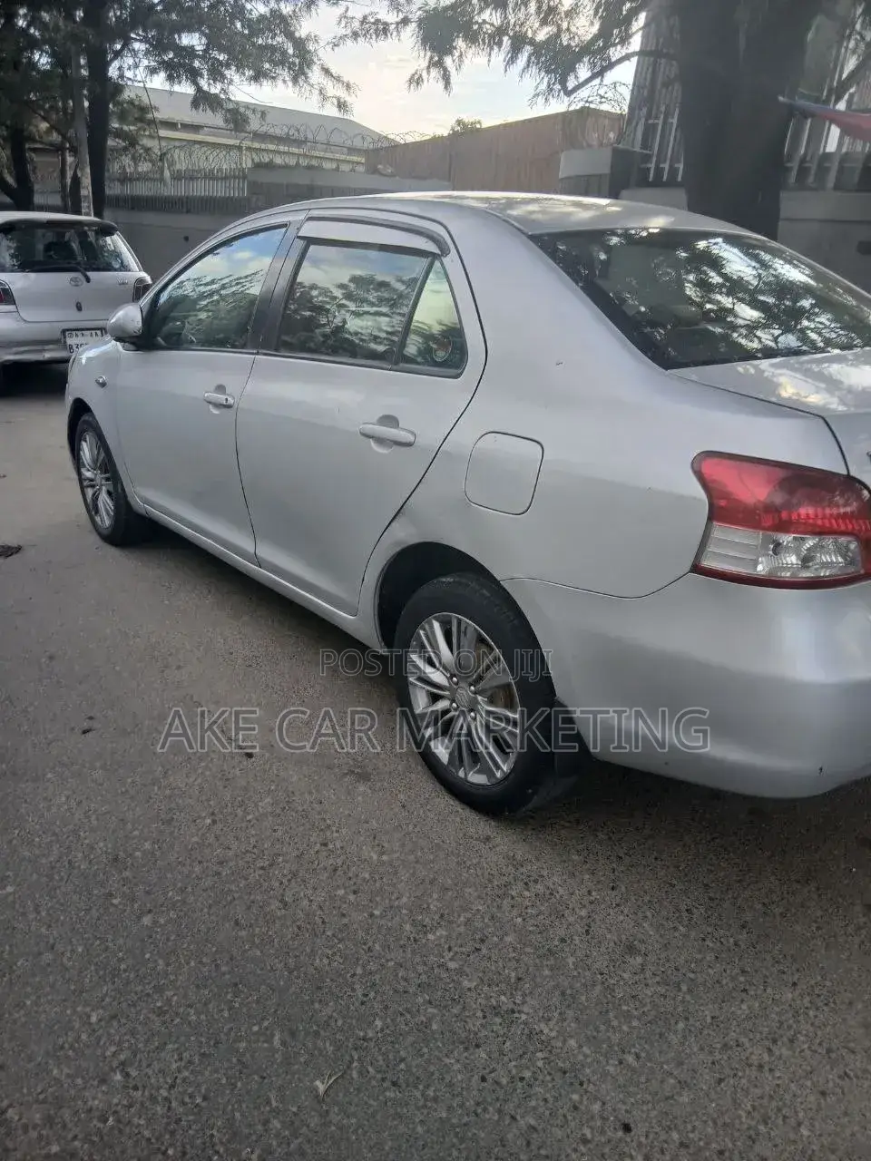 Toyota Yaris Base Sedan 4dr 2010 Silver