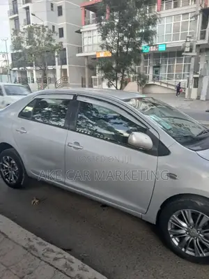 Toyota Yaris Base Sedan 4dr 2010 Silver