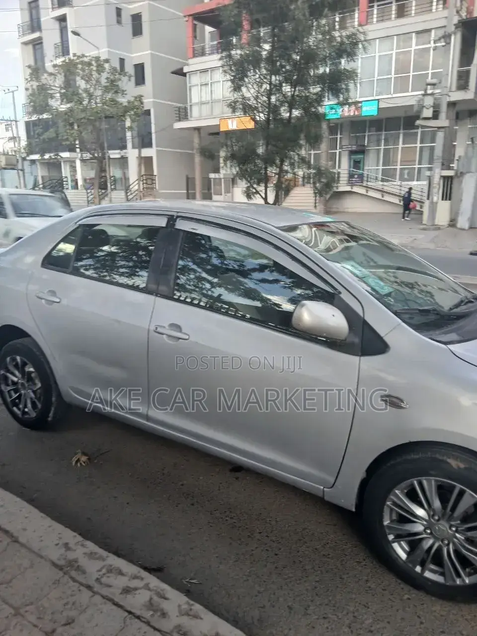 Toyota Yaris Base Sedan 4dr 2010 Silver