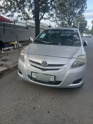 Toyota Yaris Base Sedan 4dr 2010 Silver