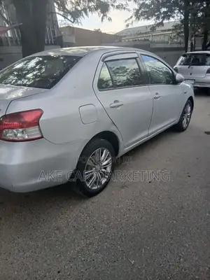 Toyota Yaris Base Sedan 4dr 2010 Silver