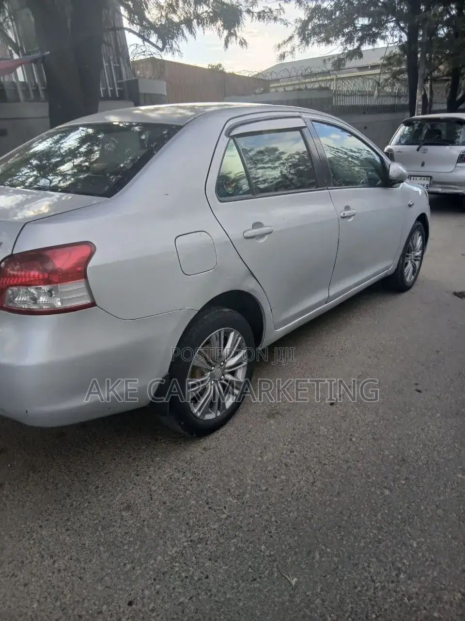 Toyota Yaris Base Sedan 4dr 2010 Silver
