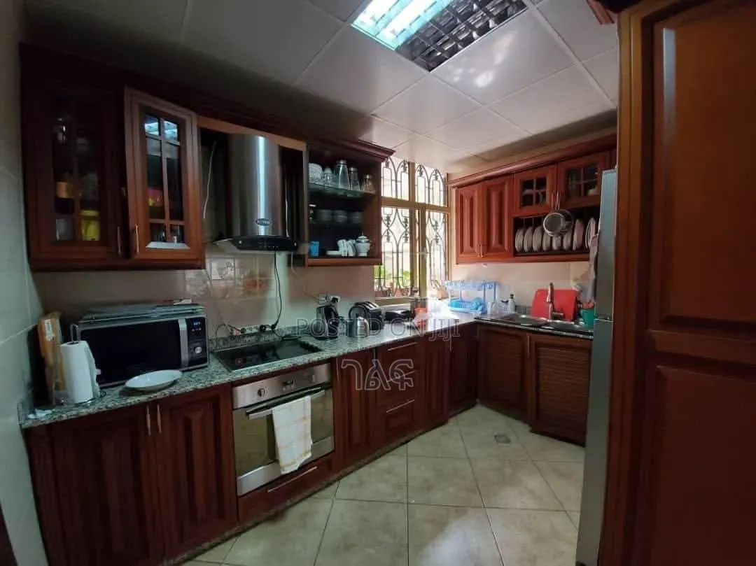 4bdrm Apartment in በአስቸኳይ የሚሸጥ G+1 ቤት, Bole for sale