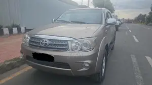 Toyota Fortuner 2.7 RWD 2011 Gold