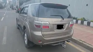 Toyota Fortuner 2.7 RWD 2011 Gold