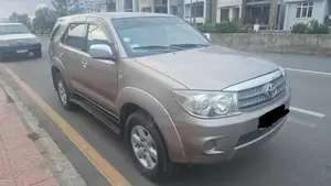 Toyota Fortuner 2.7 RWD 2011 Gold