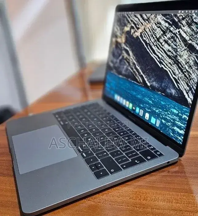 New Laptop Apple MacBook Pro 2017 8GB Intel Core i5 SSD 256GB