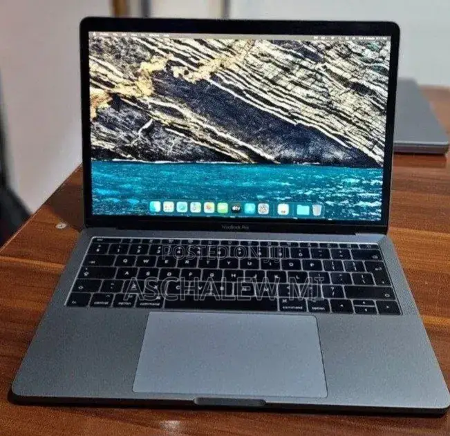 New Laptop Apple MacBook Pro 2017 8GB Intel Core i5 SSD 256GB