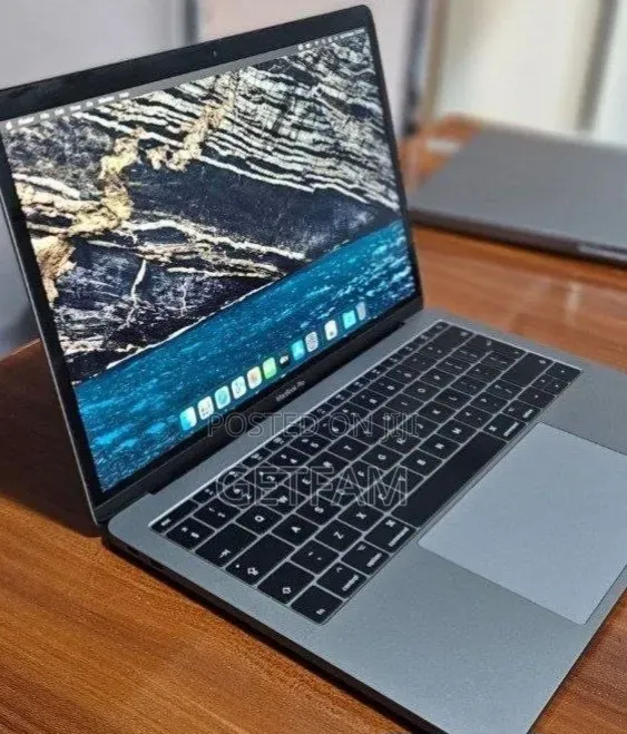 New Laptop Apple MacBook Pro 2017 8GB Intel Core i5 SSD 256GB