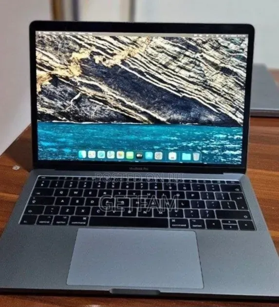 New Laptop Apple MacBook Pro 2017 8GB Intel Core i5 SSD 256GB