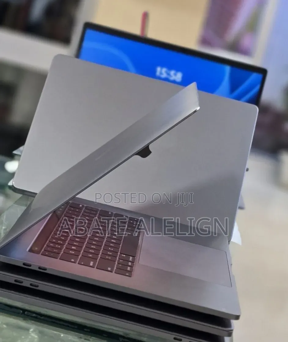 New Laptop Apple MacBook Pro 2017 16GB Intel Core i7 SSD 512GB