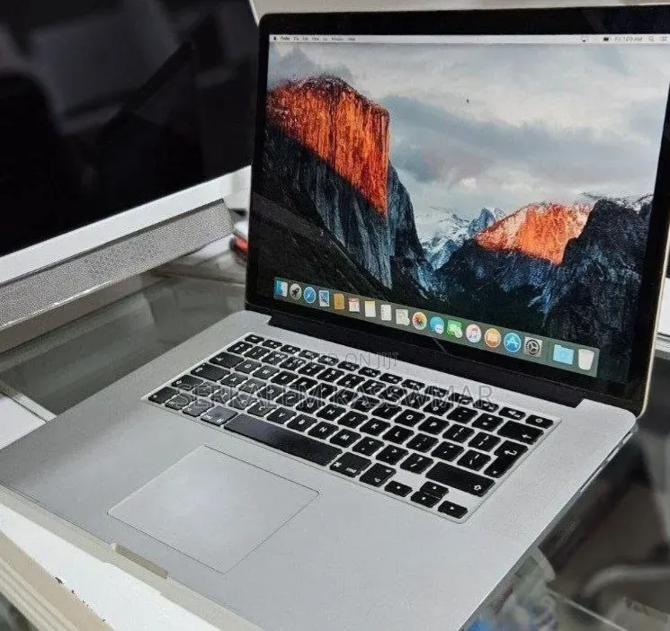 New Laptop Apple MacBook Pro 16GB Intel Core i7 SSD 256GB