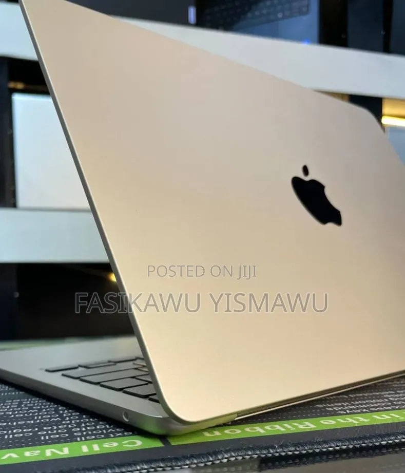 New Laptop Apple MacBook Air 2024 M3 13-inch 8GB Apple M3 SSD 256GB