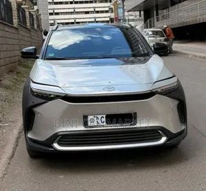 Toyota bZ4X 71.4 kWh AWD 2023 Gold