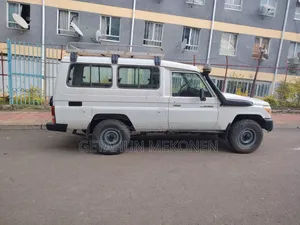 Toyota Land Cruiser 2012 White
