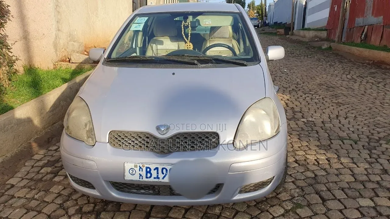 Toyota Vitz 2004 Silver