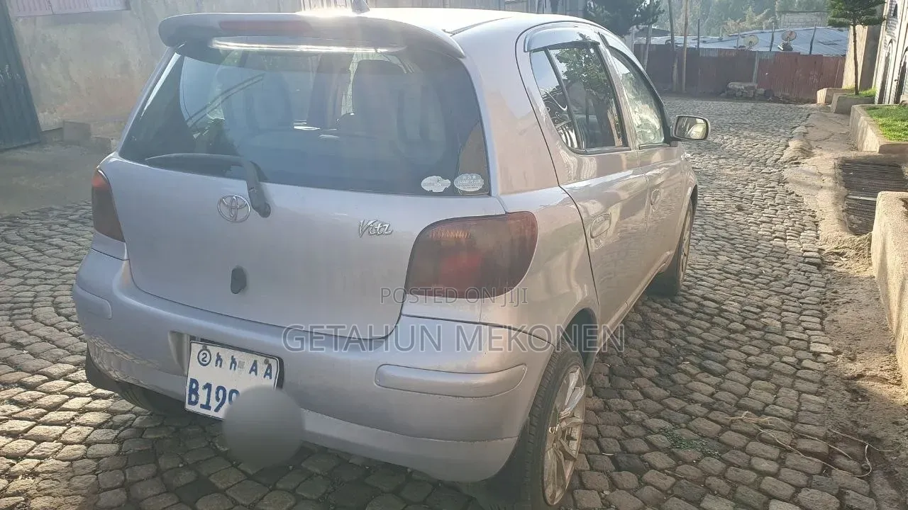 Toyota Vitz 2004 Silver