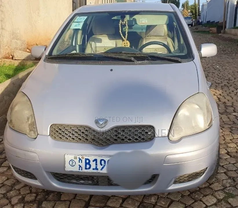 Toyota Vitz 2004 Silver