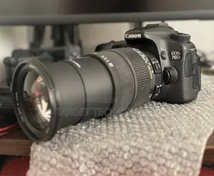 Canon 70d With 18-200 Mm Zoom Lens