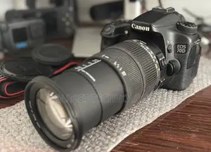 Canon 70d With 18-200 Mm Zoom Lens