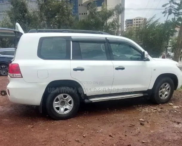 Toyota Land Cruiser 2011 White