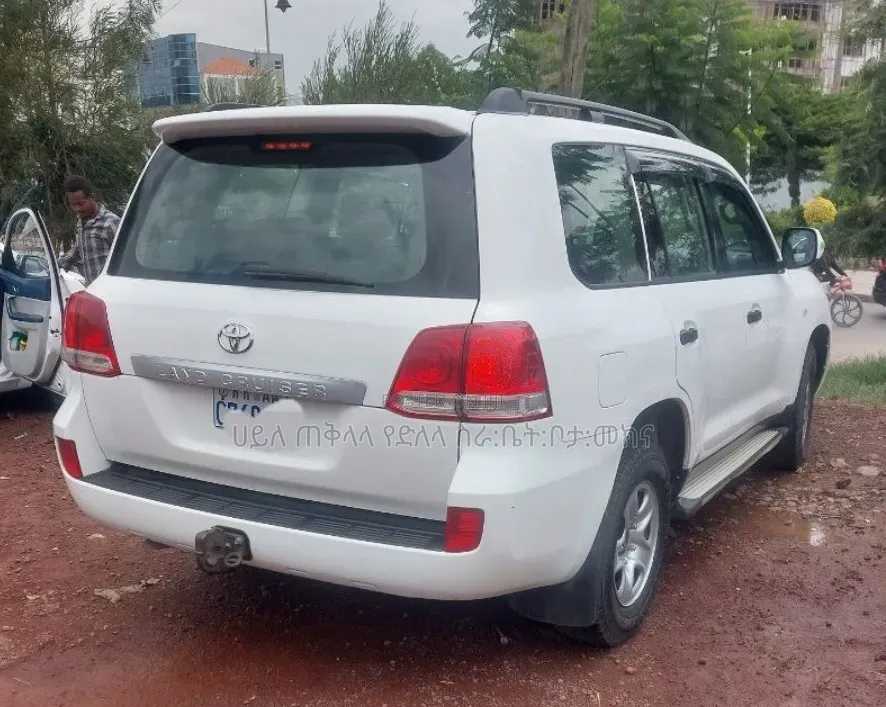 Toyota Land Cruiser 2011 White