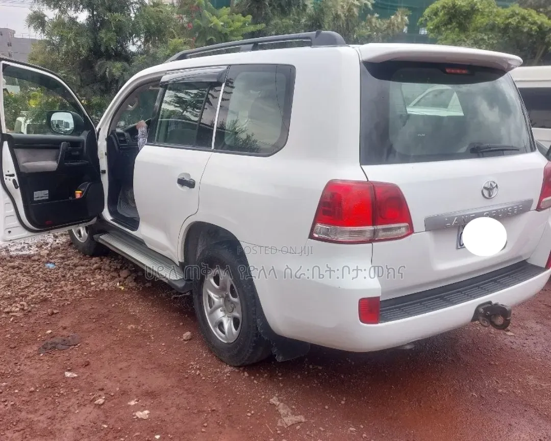 Toyota Land Cruiser 2011 White