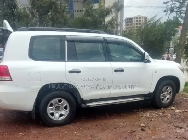 Toyota Land Cruiser 2011 White